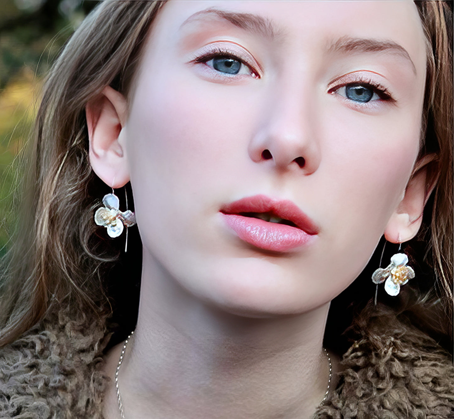 Retro Metal Flower Dangle Earrings in Silver