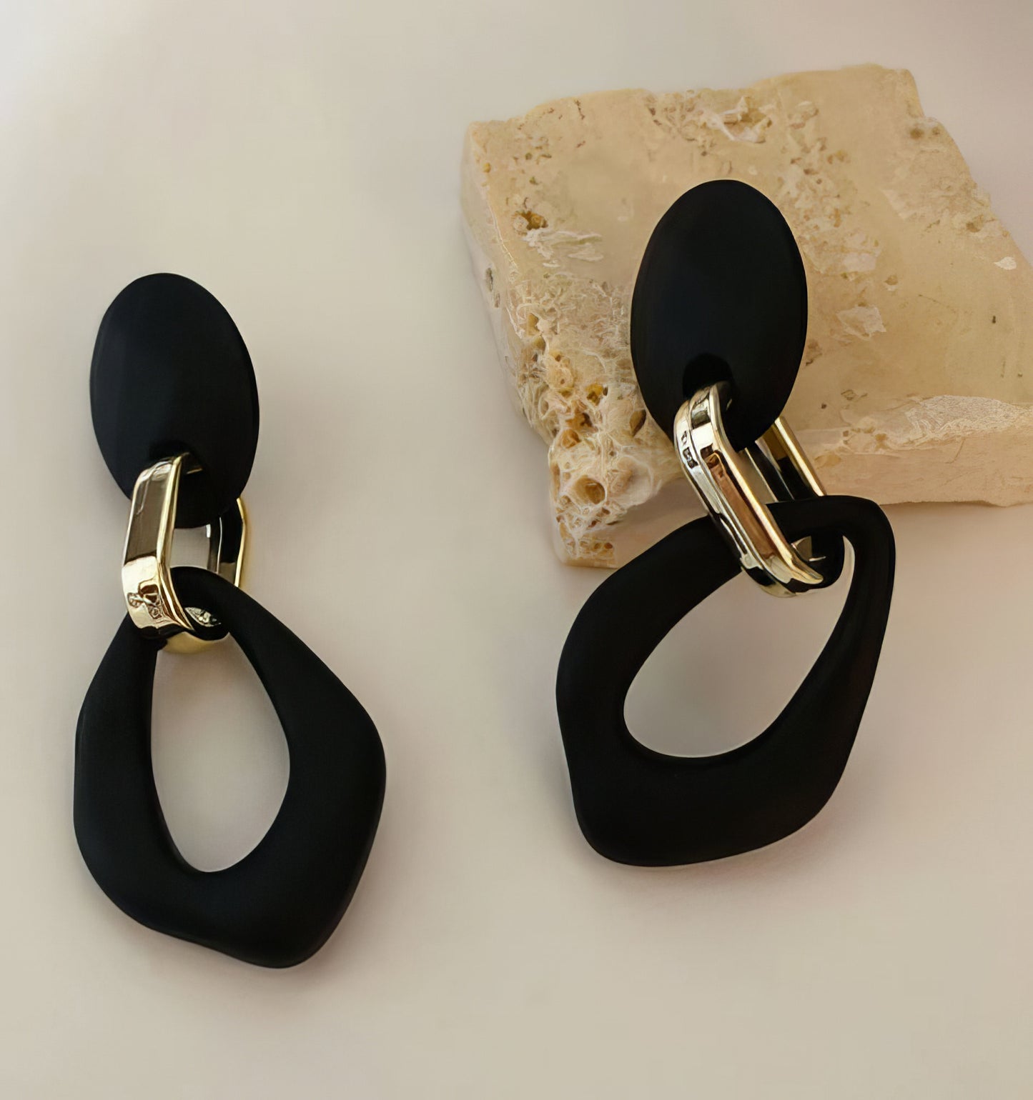 Resin Geometric Loop Dangling Earring in Black and Gold