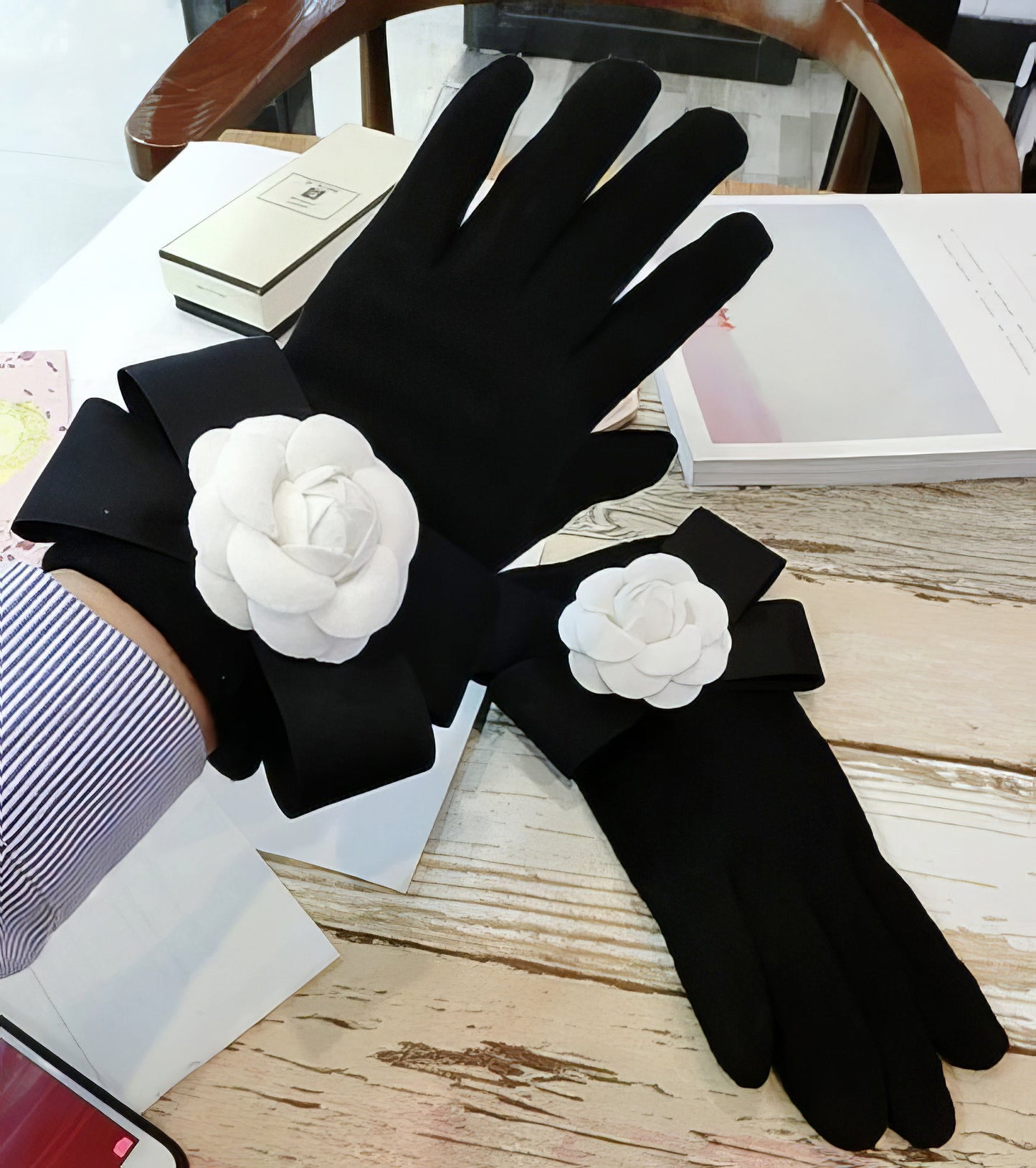 Cashmere Winter Bowknot Camellia Cashmere Gloves in Black and White