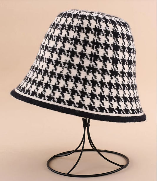 Houndstooth Bucket Solid Stripe Brim Hat in Black and White